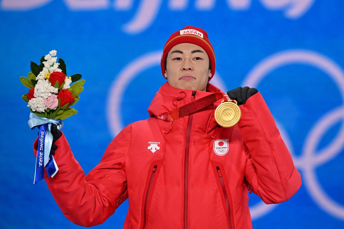 「金メダルはやっぱり重い」　スキージャンプ小林陵侑がメダルセレモニーに出席　喜び語る