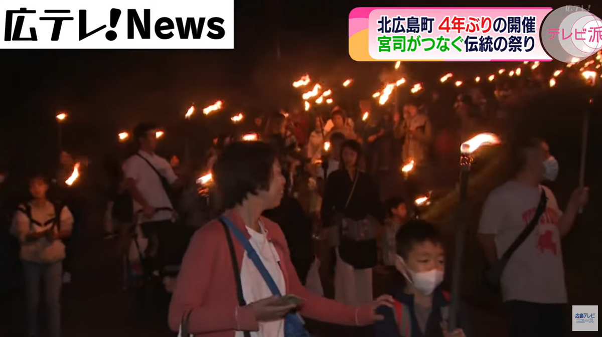 夜、松明の灯が幻想的に浮かび上がる