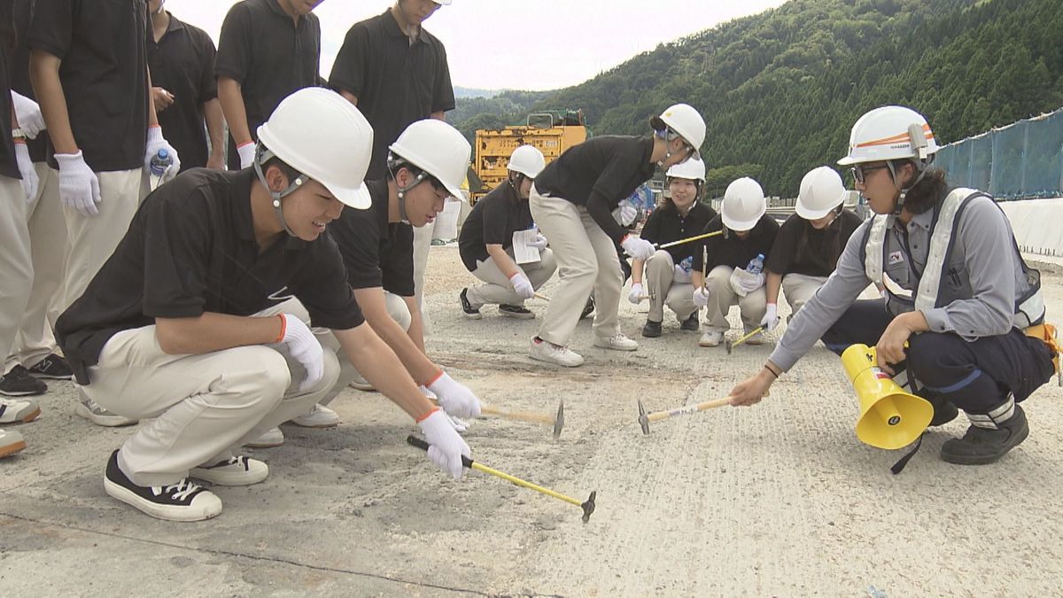 技術者の卵が現場視察　北陸道リニューアル工事中　老朽化に伴う橋の床板改修　人材不足の建設業界