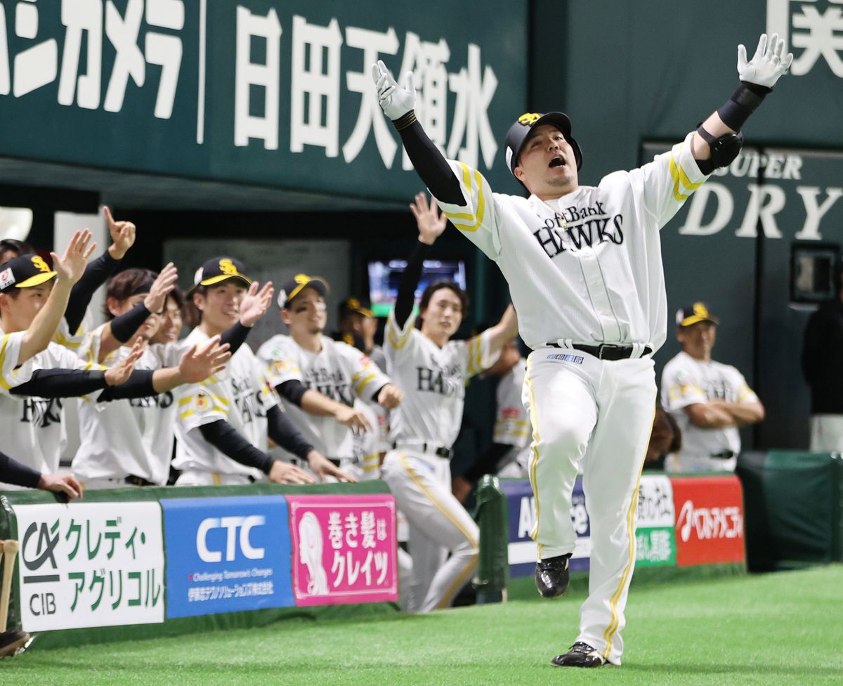 ホームランを放った山川穂高選手（写真：時事）