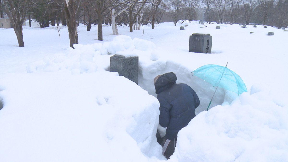 「お墓が雪に埋まっています」彼岸の入りに“春の嵐”　18日も高波に警戒を　青森県青森市