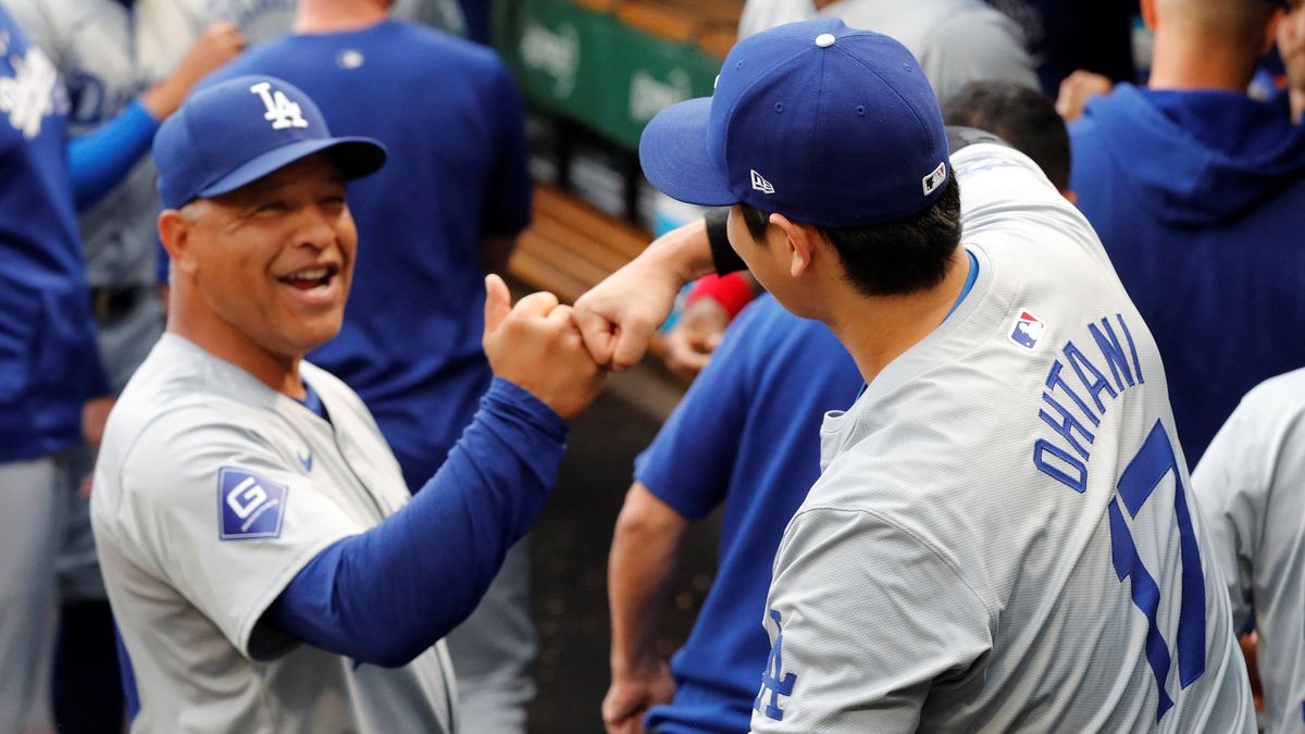 6月6日試合中のロバーツ監督と大谷選手(写真：USA TODAY Sports/ロイター/アフロ)