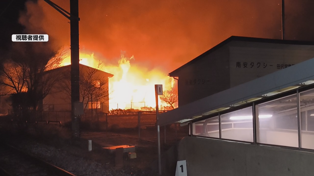 安曇野市で住宅焼く火事　住人の78歳女性を搬送　JR篠ノ井線は明科駅と松本駅間の上下線で一時運転見合わせ　一部列車に遅れも【長野】