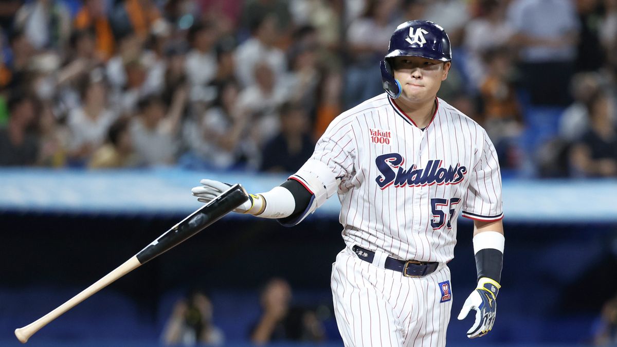 特大の先制3ランを放ったヤクルトの村上宗隆選手(写真：時事)