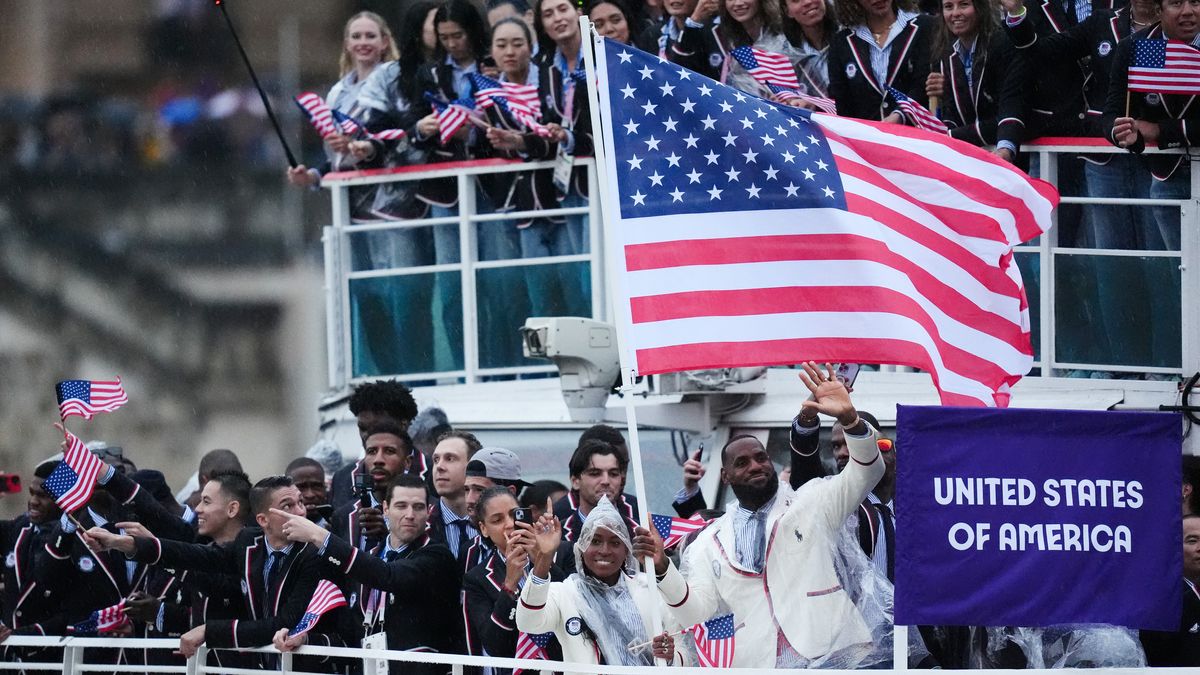 白いジャケットを着用しアメリカの旗手を務めたレブロン・ジェームズ選手(写真:アフロ)