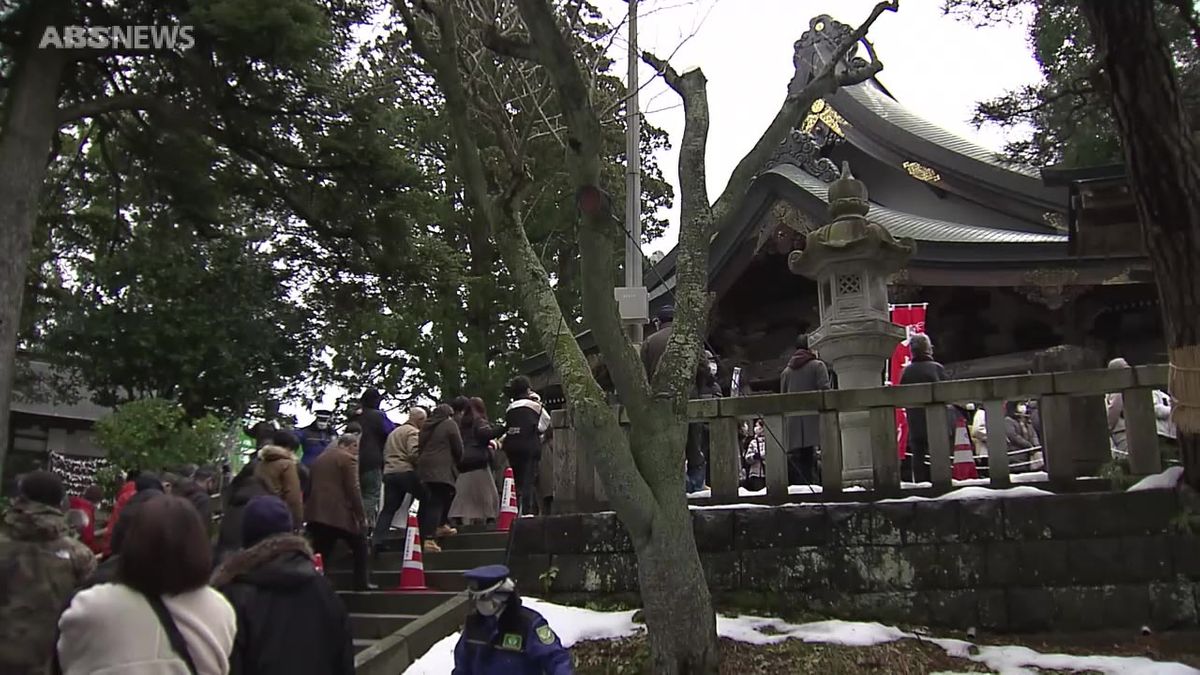 初詣にぎわう　それぞれの祈りを込めて