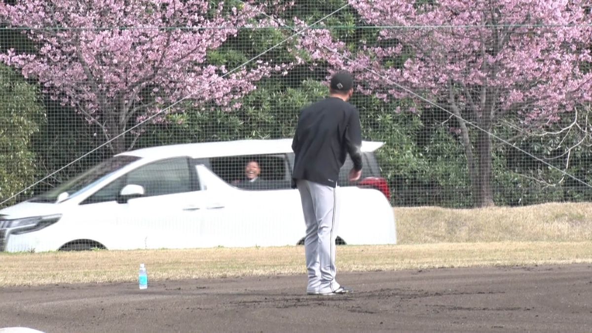 【巨人】ノック受ける坂本勇人に谷繁元信氏が車中から笑顔で声かける