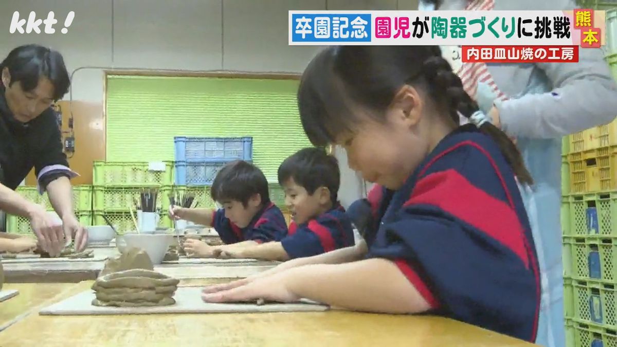 ｢小学校でもがんばります｣保育園児が地元の窯元で卒園記念のペン立て作りに挑戦