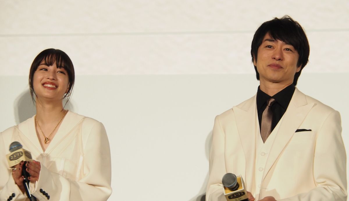 映画『ネメシス』ジャパンプレミアに登場した（左から）広瀬すずさんと櫻井翔さん