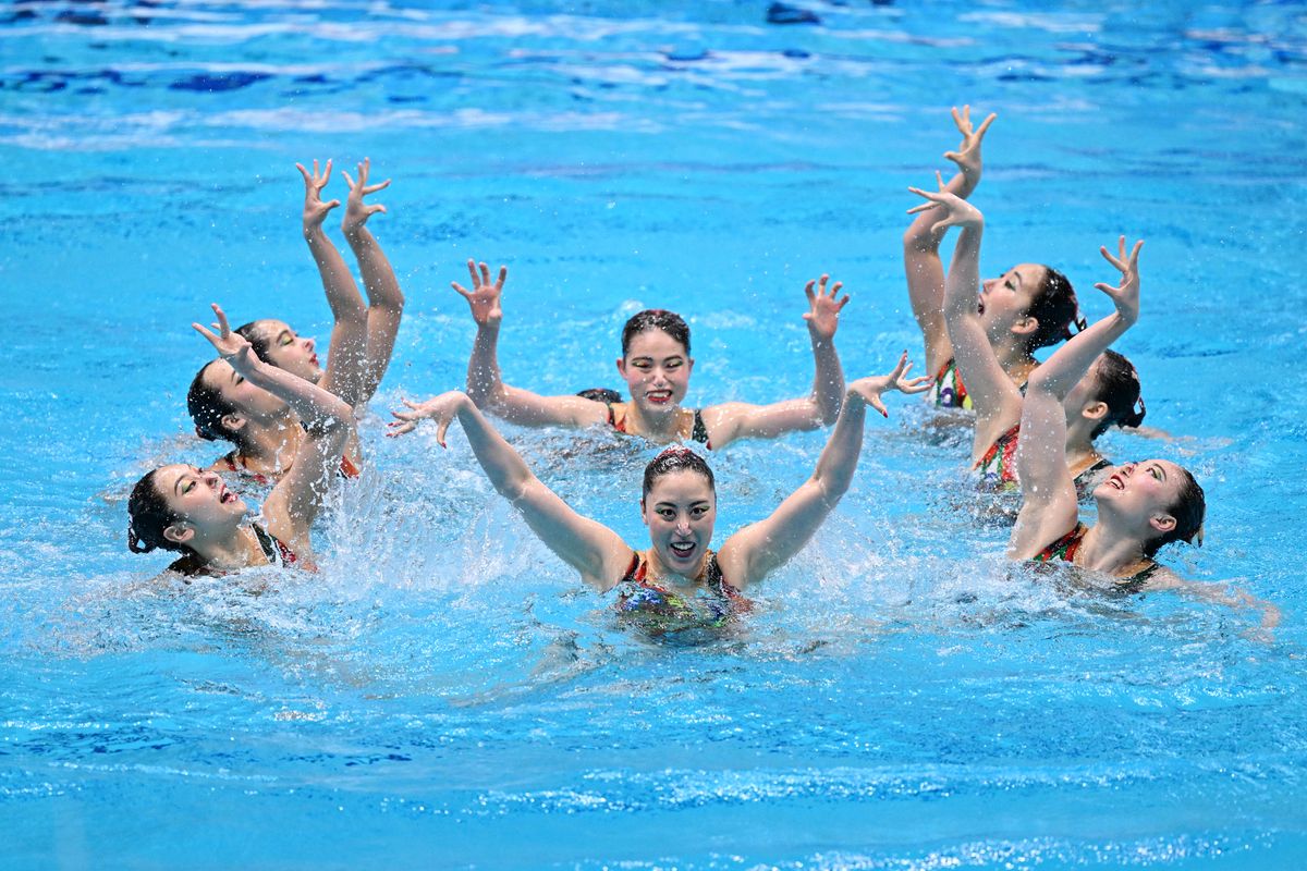 「お化け屋敷」をテーマとしたフリーコンビネーションを泳ぐAS日本代表(写真:松尾/アフロスポーツ)