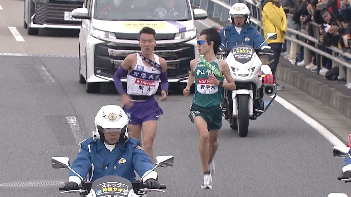 レース中、駒澤大の佐藤選手(左)の表情を何度も確認する青山学院大の太田選手(右)