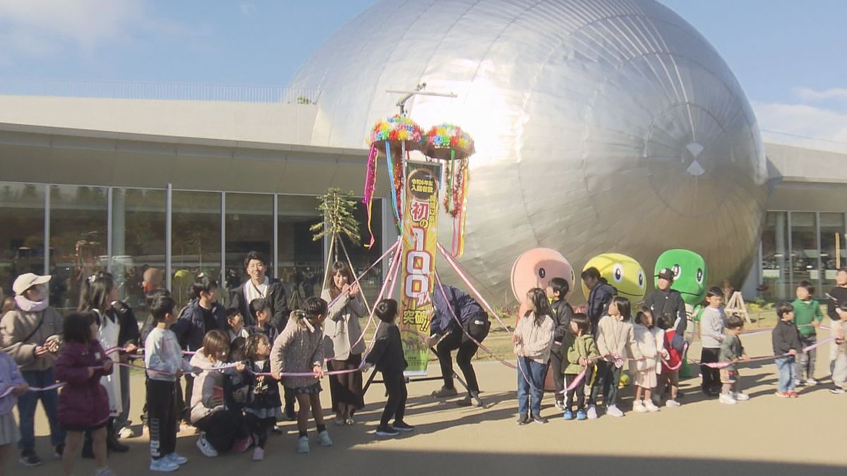 入館者数100万人超え、開館以来初　県立恐竜博物館　リニューアルや新幹線開業が後押し　関東方面からの客、去年比で5.7％増加