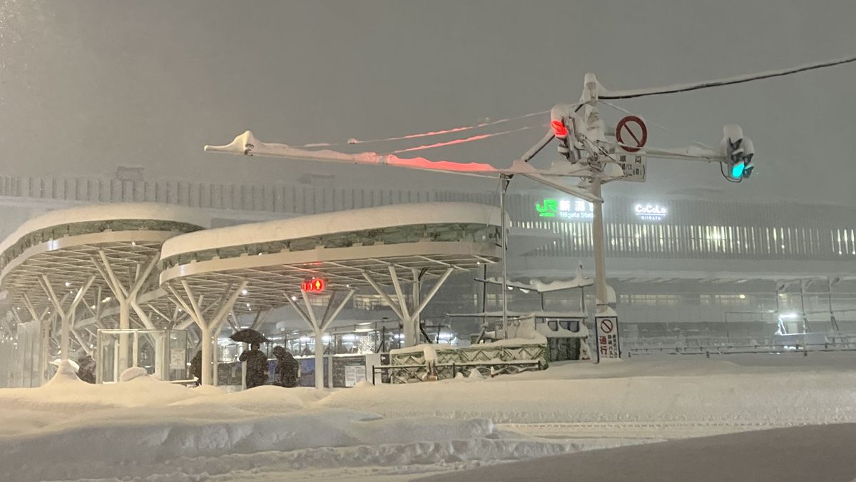 【大雪】新潟駅前の様子　「顕著な大雪に関する情報」が出された新潟市《新潟》