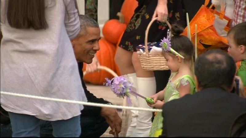 オバマ大統領夫妻が子供たちにお菓子を！