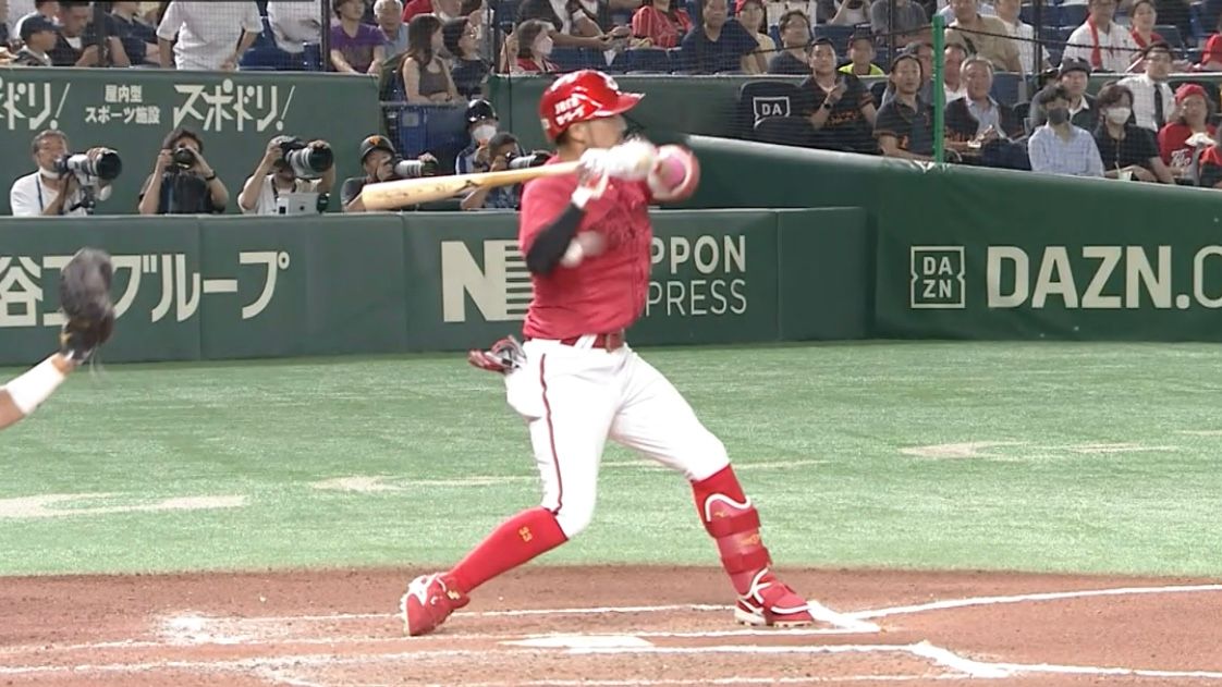 右前腕に死球を受けた広島の菊池涼介選手(画像:日テレジータス)