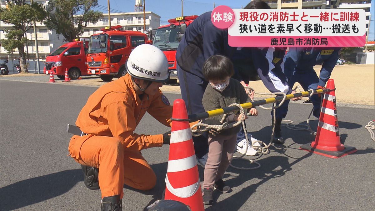 現役の消防士と一緒に訓練　狭い道を素早く移動…搬送も　鹿児島市消防局が体験会