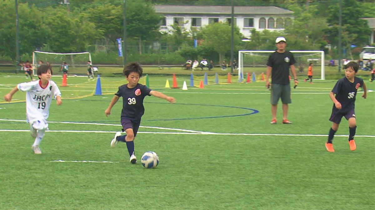 9歳以下のチームによるサッカー大会