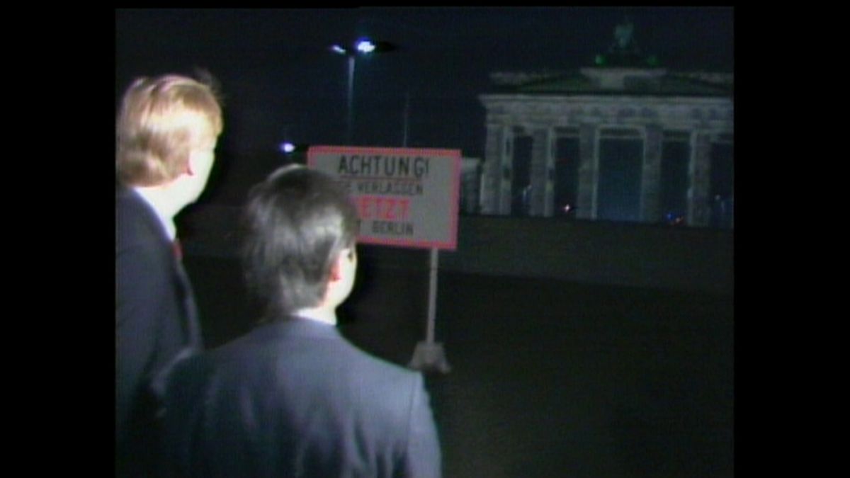東西ベルリンを隔てたブランデンブルク門を視察される天皇陛下/1987年11月西ドイツ･西ベルリン(当時)