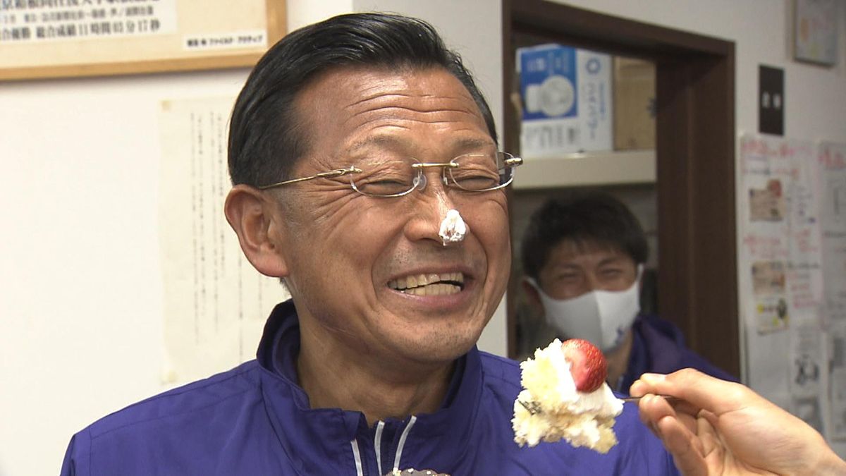 【箱根駅伝】駒澤・大八木監督 祝勝会で選手たちから“ケーキを鼻につけられ笑顔”　喜びを分かち合う