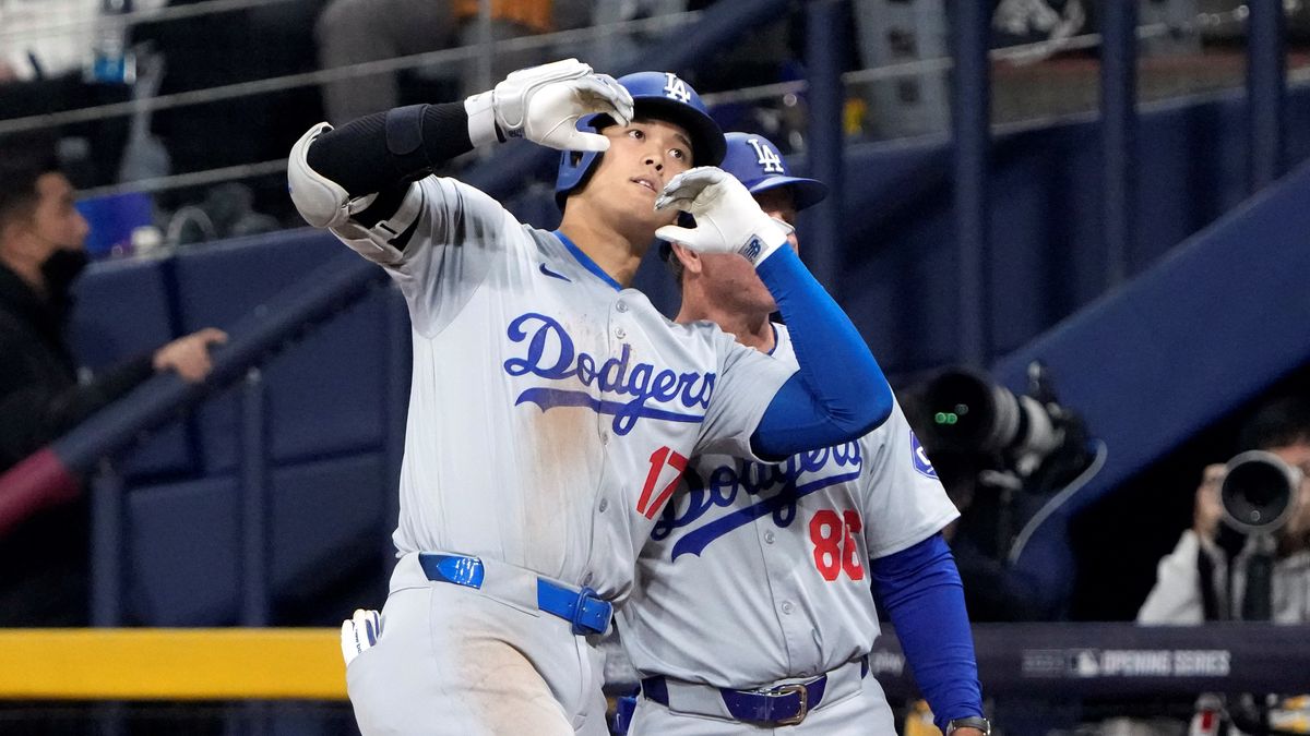 シーズン初ヒットを放った大谷翔平選手(写真：AP/アフロ)