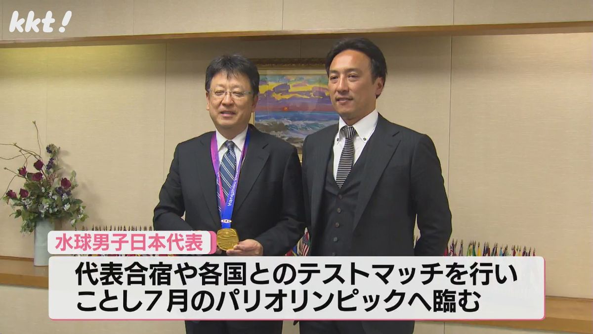 左から大西一史熊本市長と塩田義法監督(22日･熊本市役所)