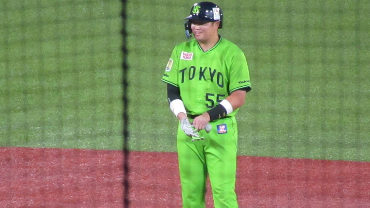 ヤクルト・オスナが村上宗隆に“パワー”ポーズ　村上は前の回に“フェン直”でスタンドインならず