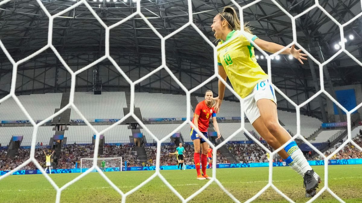 「酷いミス」「初めて見た」女子サッカー準決勝　思わぬ形で先制点　ハイプレスかけたブラジルには称賛も