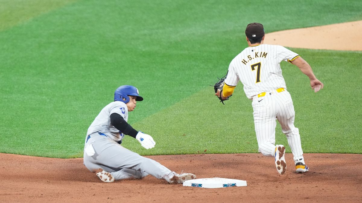 パドレスとの開幕戦で日米通算100盗塁を決めたドジャースの大谷翔平選手(写真:日刊スポーツ/アフロ)