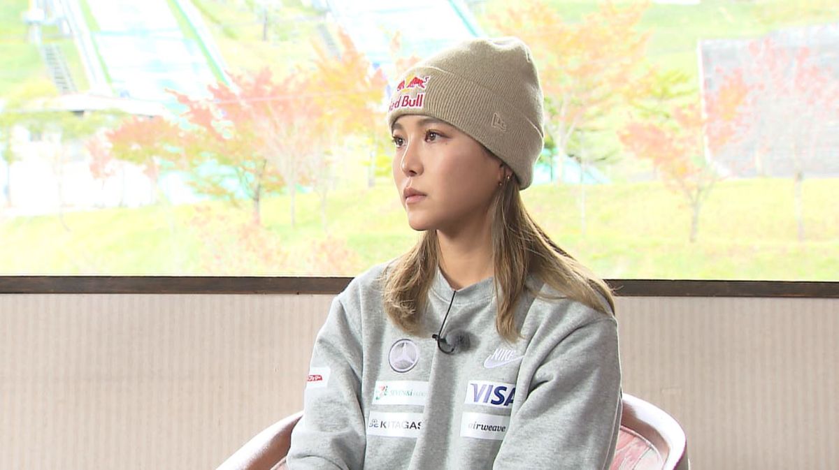 日本テレビのインタビューに応じるスキージャンプ・高梨沙羅選手