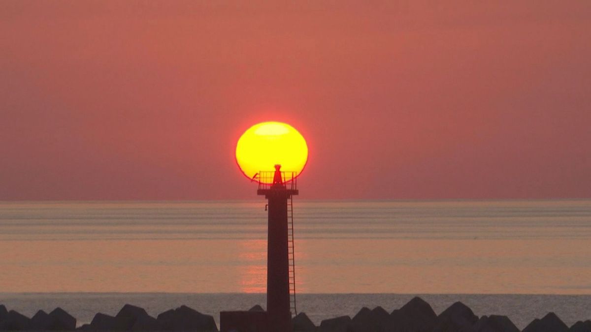夕日が灯台に重なった｢キャンドル夕日｣