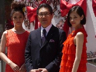 武井咲＆水原希子、美の情報発信拠点祝う