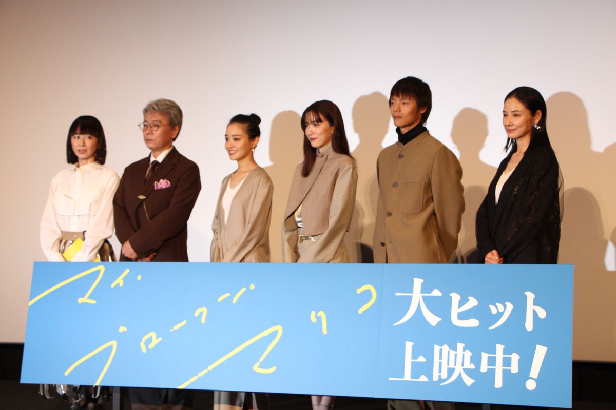 （左から）タナダユキ監督、尾美としのりさん、奈緒さん、永野芽郁さん、窪田正孝さん、吉田羊さん