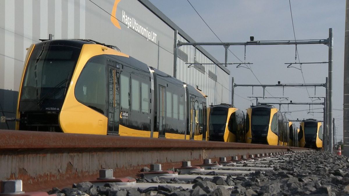 次世代型路面電車LRTと乗用車が衝突　約40分間ストップも運行再開　宇都宮市