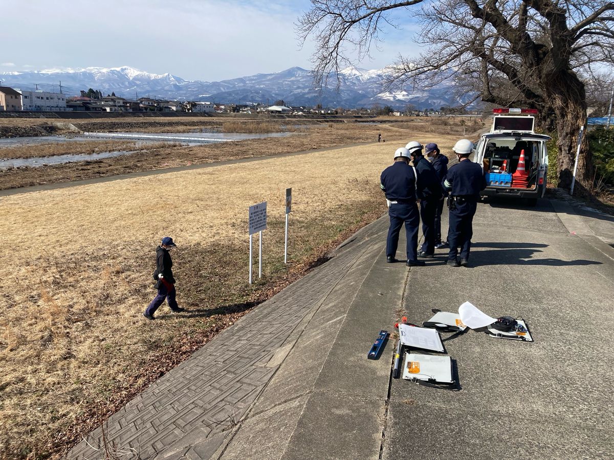 「河川敷に自転車と一緒に倒れている人がいる」福島市で通行人が発見　高校生が意識不明