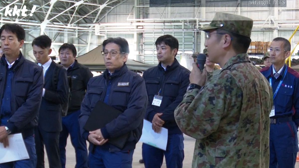 視察する竹内信義副知事と熊本県防災課の職員(23日･高遊原分屯地)