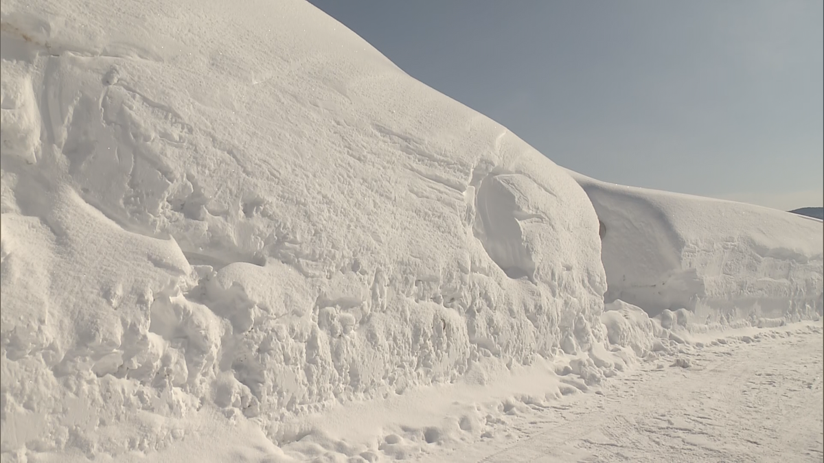 道路脇に除雪された高さ4メートルほどの雪の中から遺体　除雪車に巻き込まれたか　近くに住む90代の女性が行方不明に　身元の確認進める