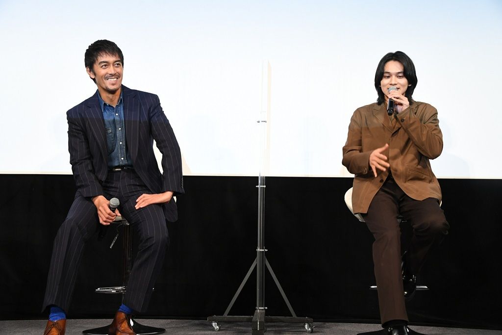 現場でのエピソードを語る阿部寛さん（左）、北村匠海さん（右）