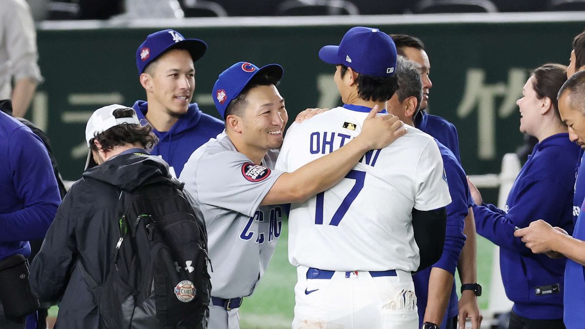 大谷翔平選手にじゃれつく鈴木誠也選手【写真：日刊スポーツ/アフロ】