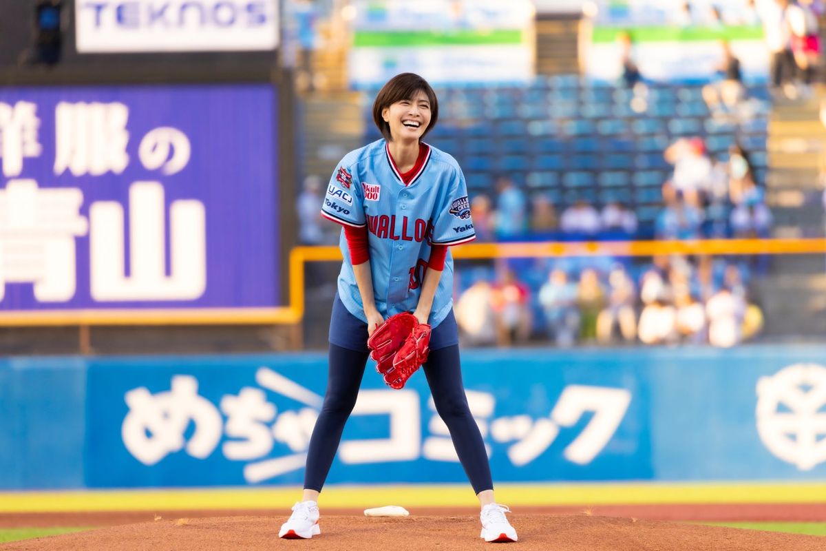 投球後、笑顔を見せる内田有紀さん