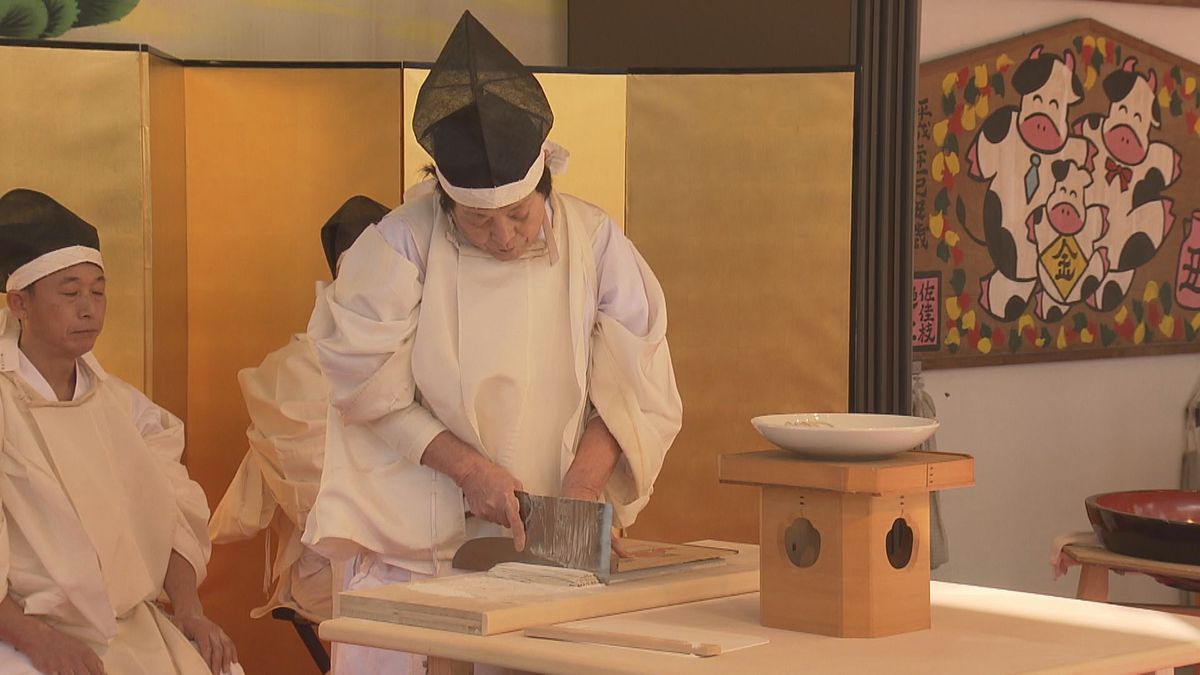 そばの”初打ち”　五穀豊穣や技術向上を祈願　名人が熟練の技を披露　福井市･佐佳枝廼社