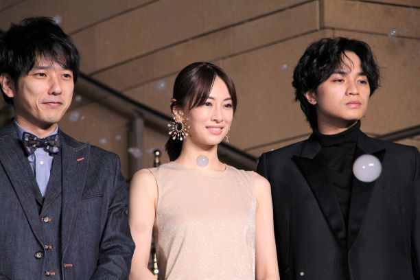(左から)二宮和也さん、北川景子さん、Sexy Zoneの中島健人さん