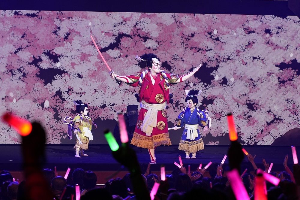 超歌舞伎 Powered by NTT『今昔饗宴千本桜』に出演した、小川夏幹くん、中村獅童さん、小川陽喜くん（左から）（C）松竹