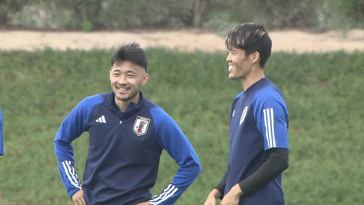 練習を行った日本代表・菅原由勢選手（左）と冨安健洋選手（右）