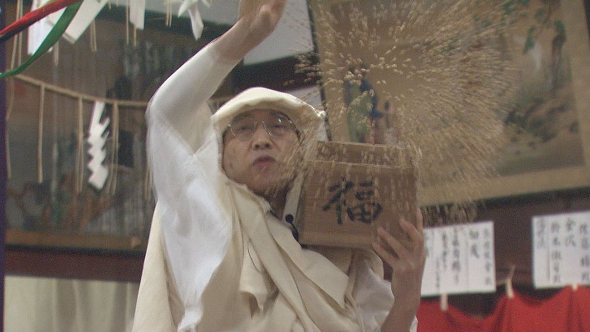 豆に当たると厄払い　鶴岡市の寺で300キロの豆まき　まかれるのは他にも…　