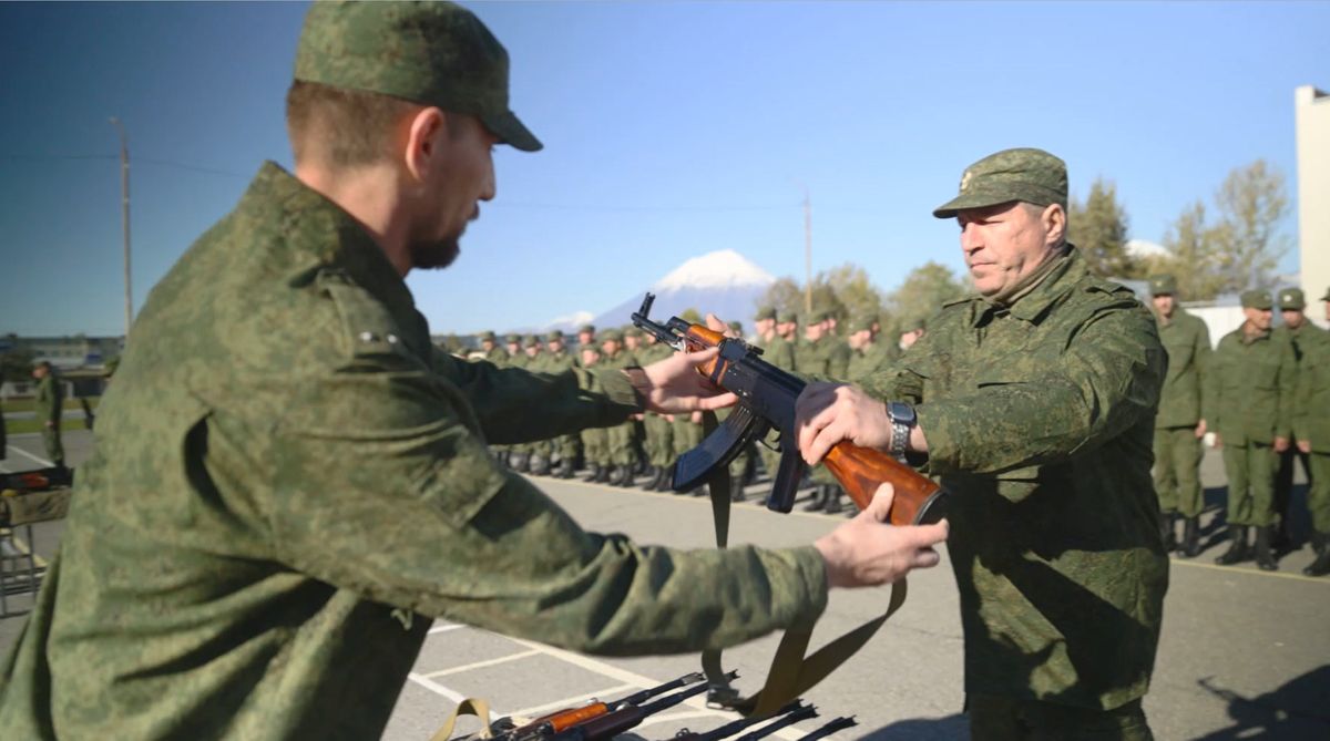 「動員」兵への武器貸与式（カムチャツカ）/ロシア国防省