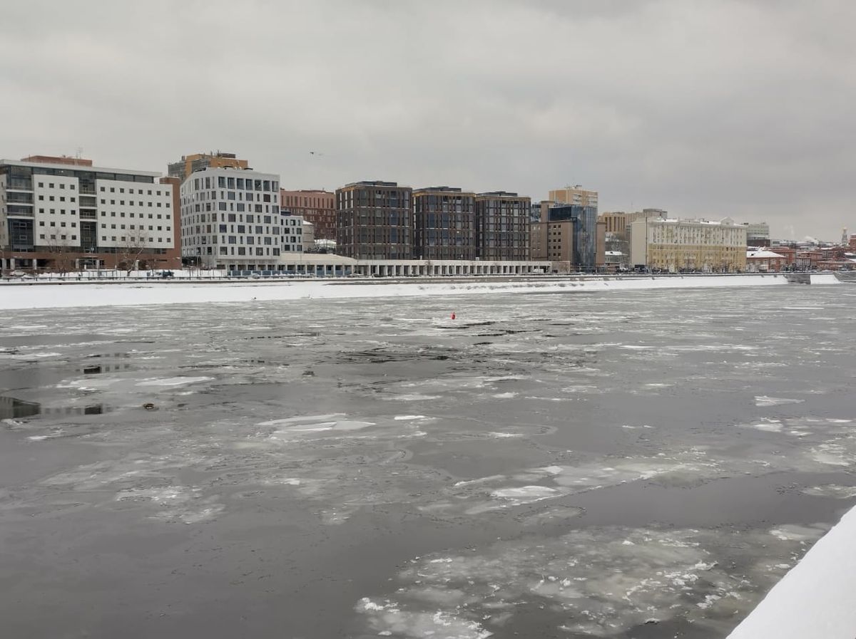 年の瀬のモスクワ　凍ったモスクワ川
