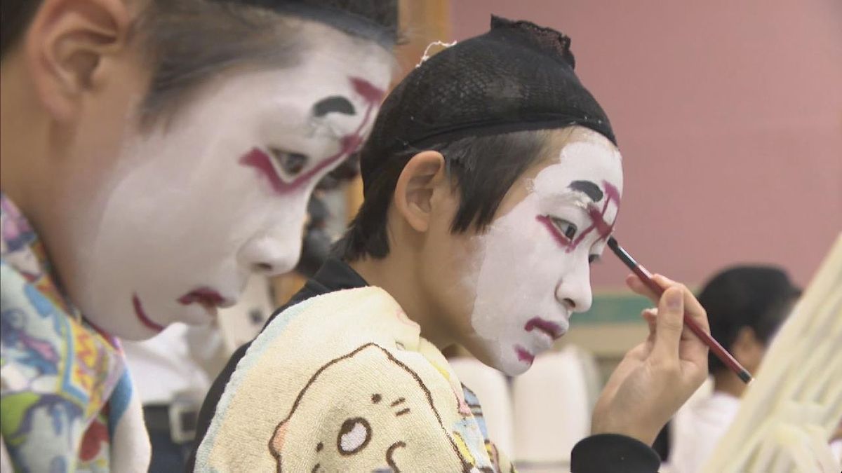 小学生が歌舞伎のメイク“隈取”に挑戦　来月には児童たちの歌舞伎も披露　岐阜・飛騨市