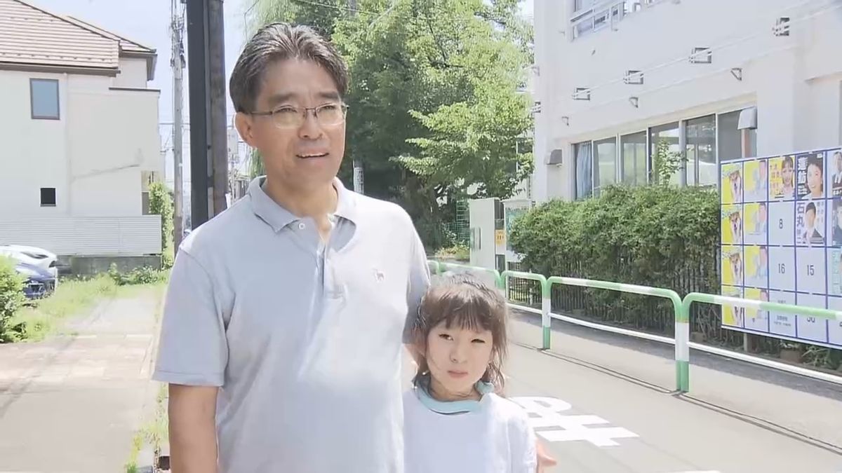 小学生の娘と投票にきた男性