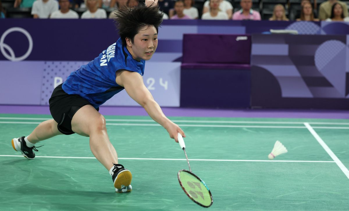 兄のラケットとともに決勝トーナメント進出を決めたバドミントン女子シングルスの山口茜選手(写真:新華社/アフロ)