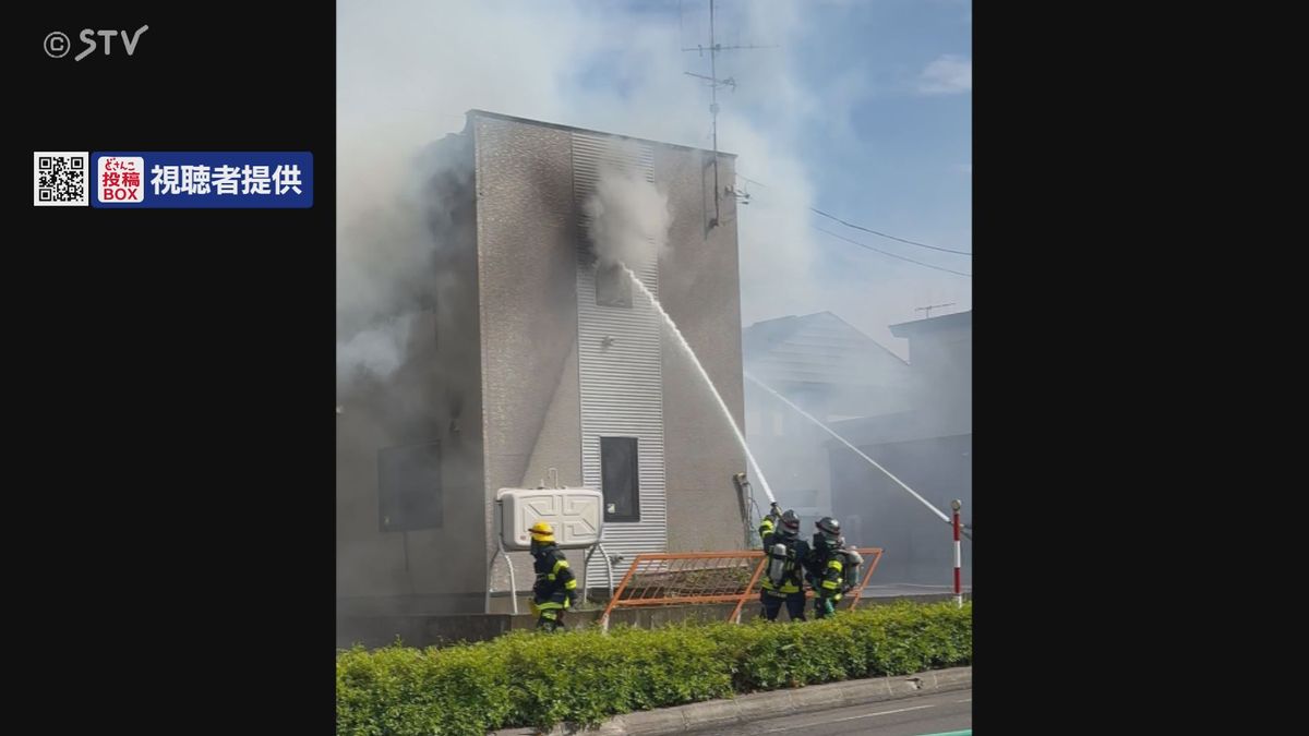 「炎と黒煙が見える」2階建ての会社事務所から黒煙 けが人なし 消火活動続く 北海道北見市
